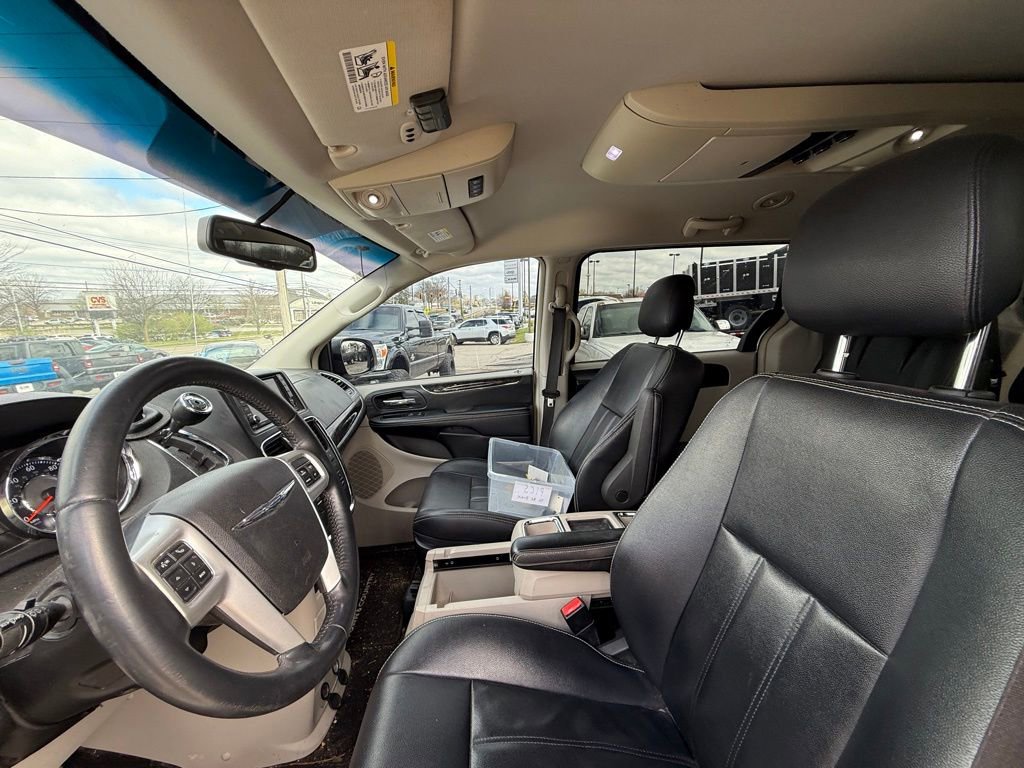 Used 2015 Chrysler Town & Country Touring image 12