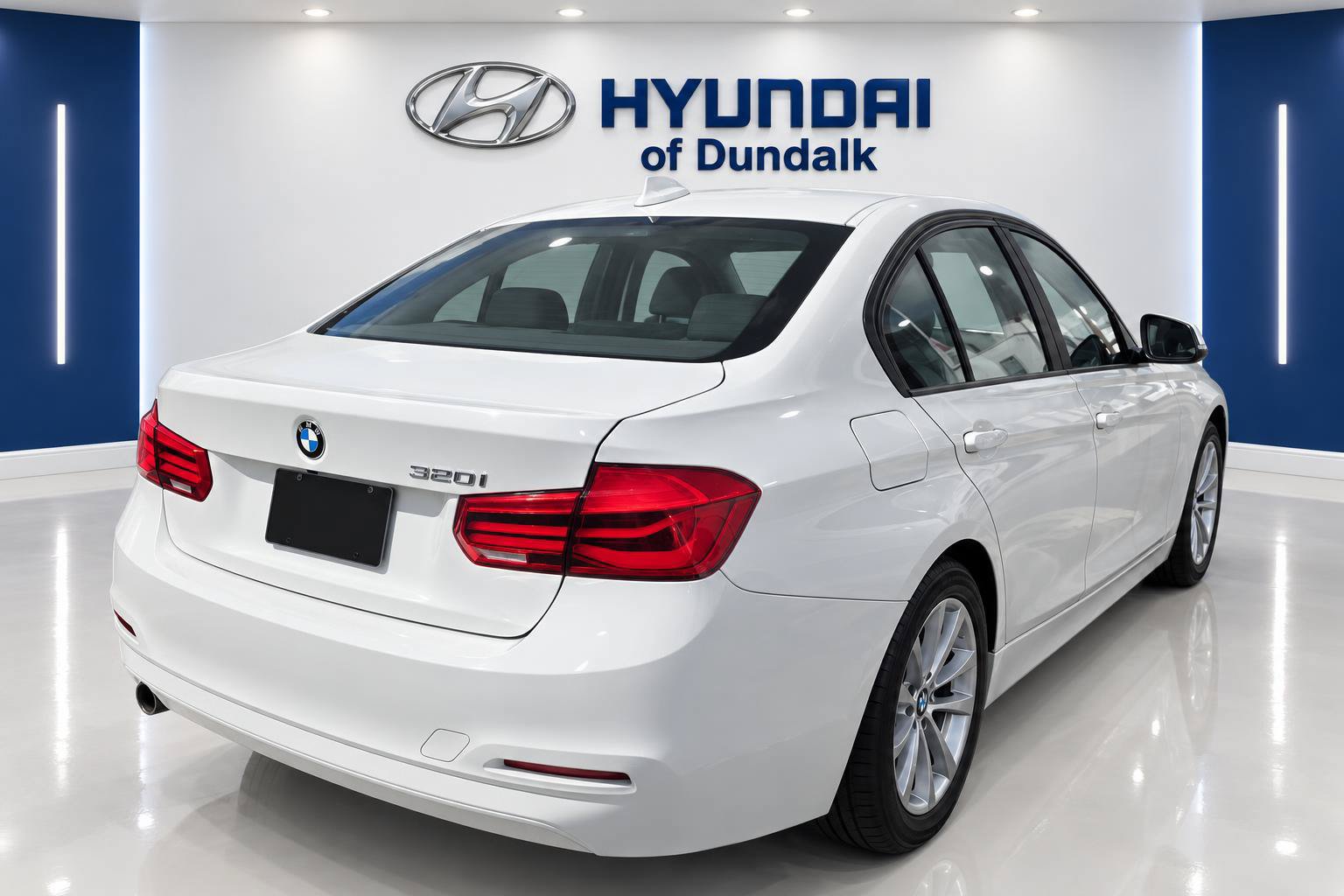 Used 2017 BMW 320i Sedan RWD image 4