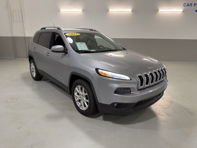Used 2017 Jeep Cherokee Latitude w/ Cold Weather Group FWD image 4