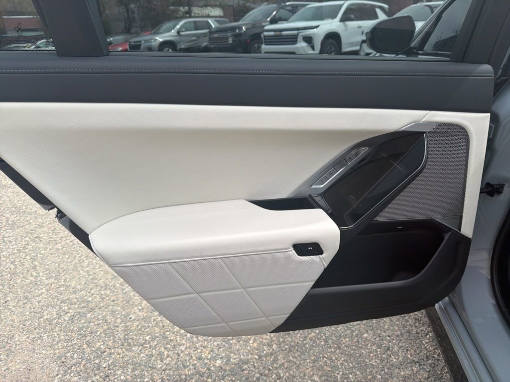 Used 2025 BMW i7 eDrive50 w/ M Sport Package RWD image 19