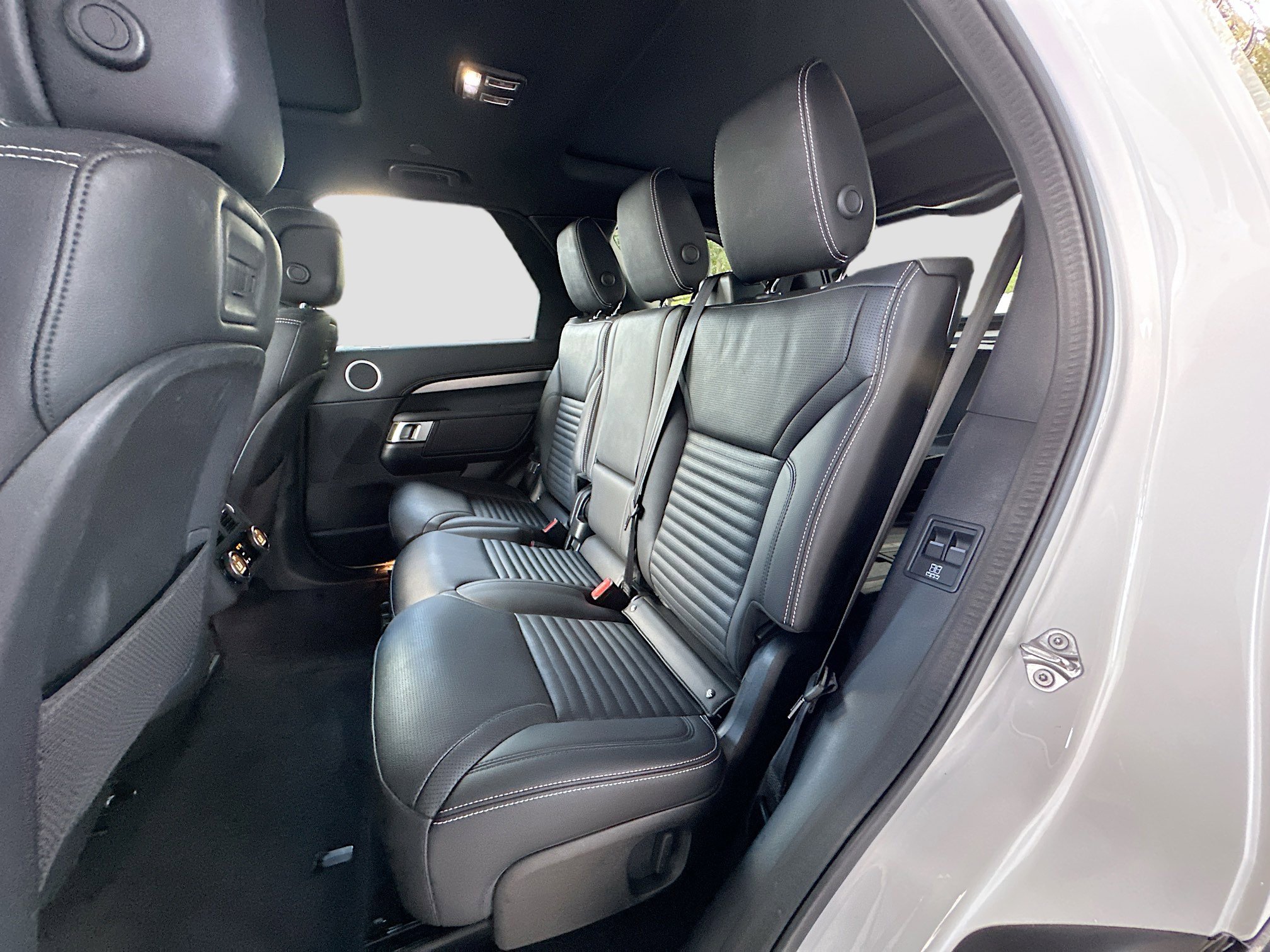 Used 2024 Land Rover Discovery Dynamic SE image 26