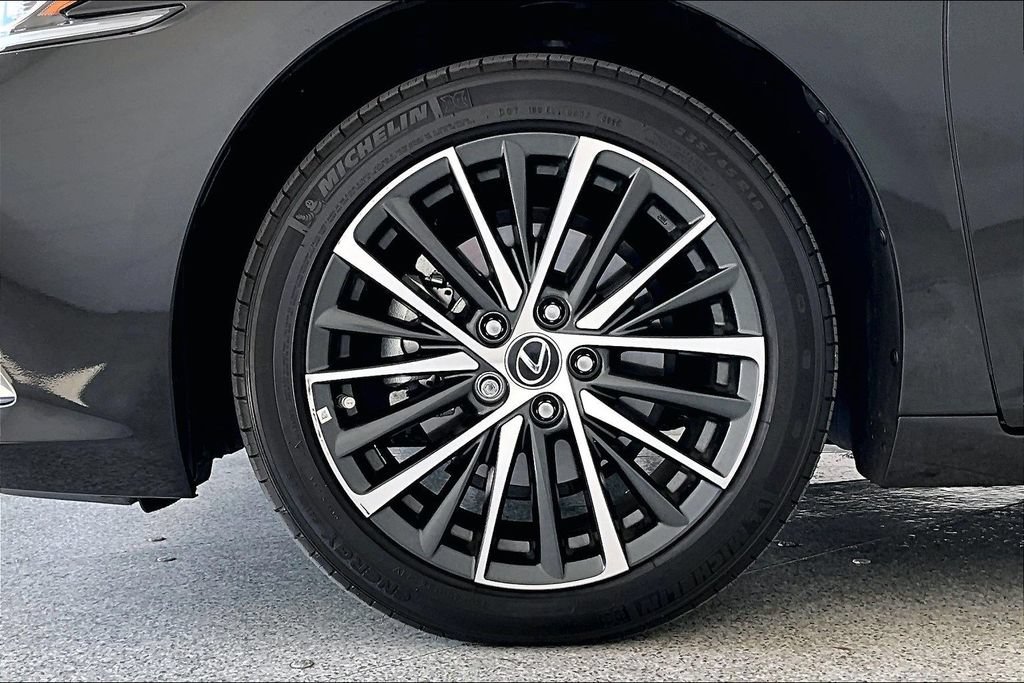 Used 2025 Lexus ES 300h w/ Premium Package FWD image 11