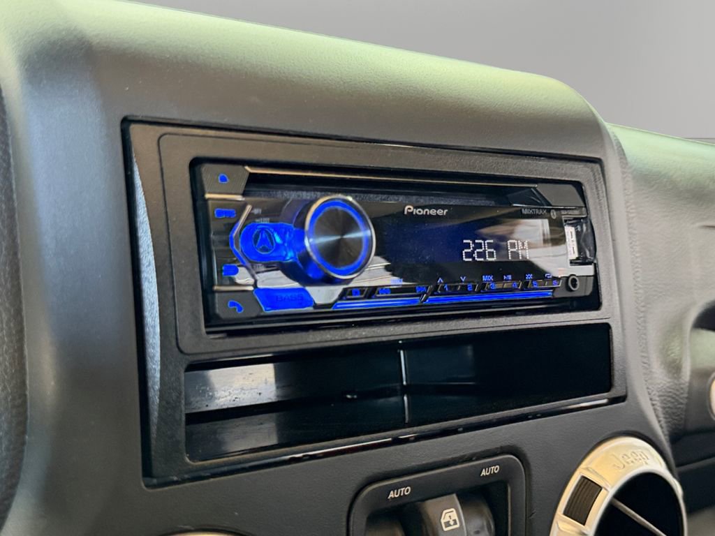 Used 2017 Jeep Wrangler Unlimited Sahara w/ Connectivity Group image 26