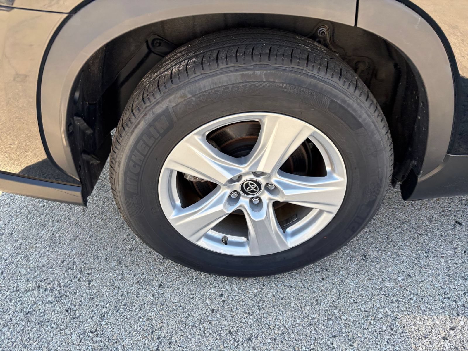 Used 2025 Toyota Highlander LE FWD image 27