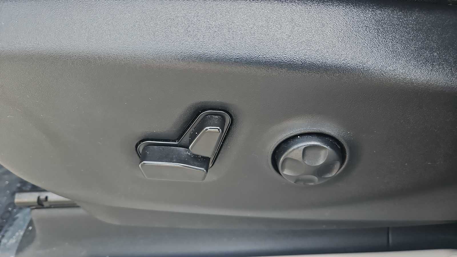 Used 2023 Chrysler Pacifica Touring-L image 14