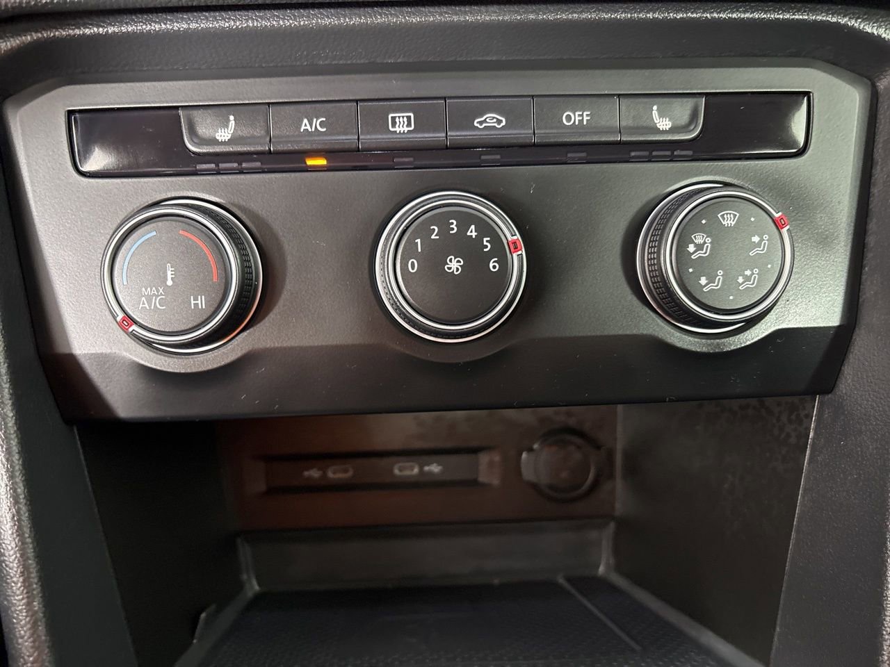 Used 2022 Volkswagen Taos SE w/ Panoramic Sunroof Package image 17