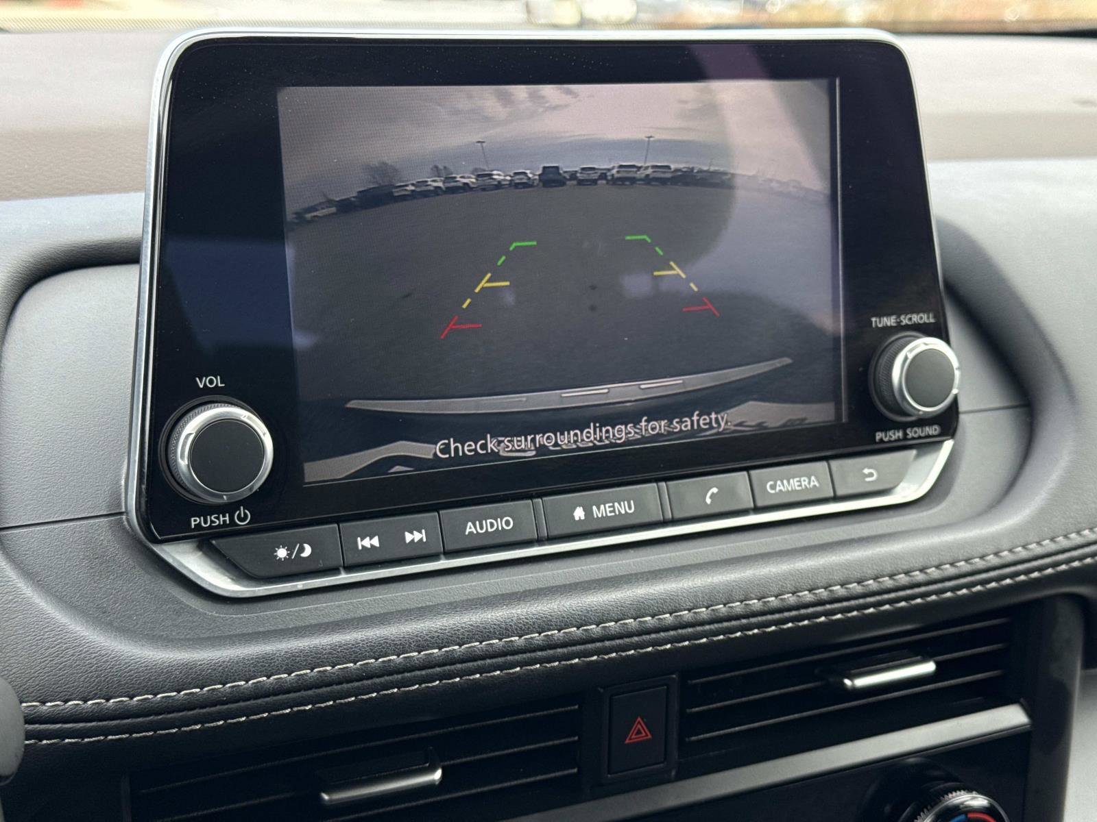 Used 2023 Nissan Rogue SV image 4