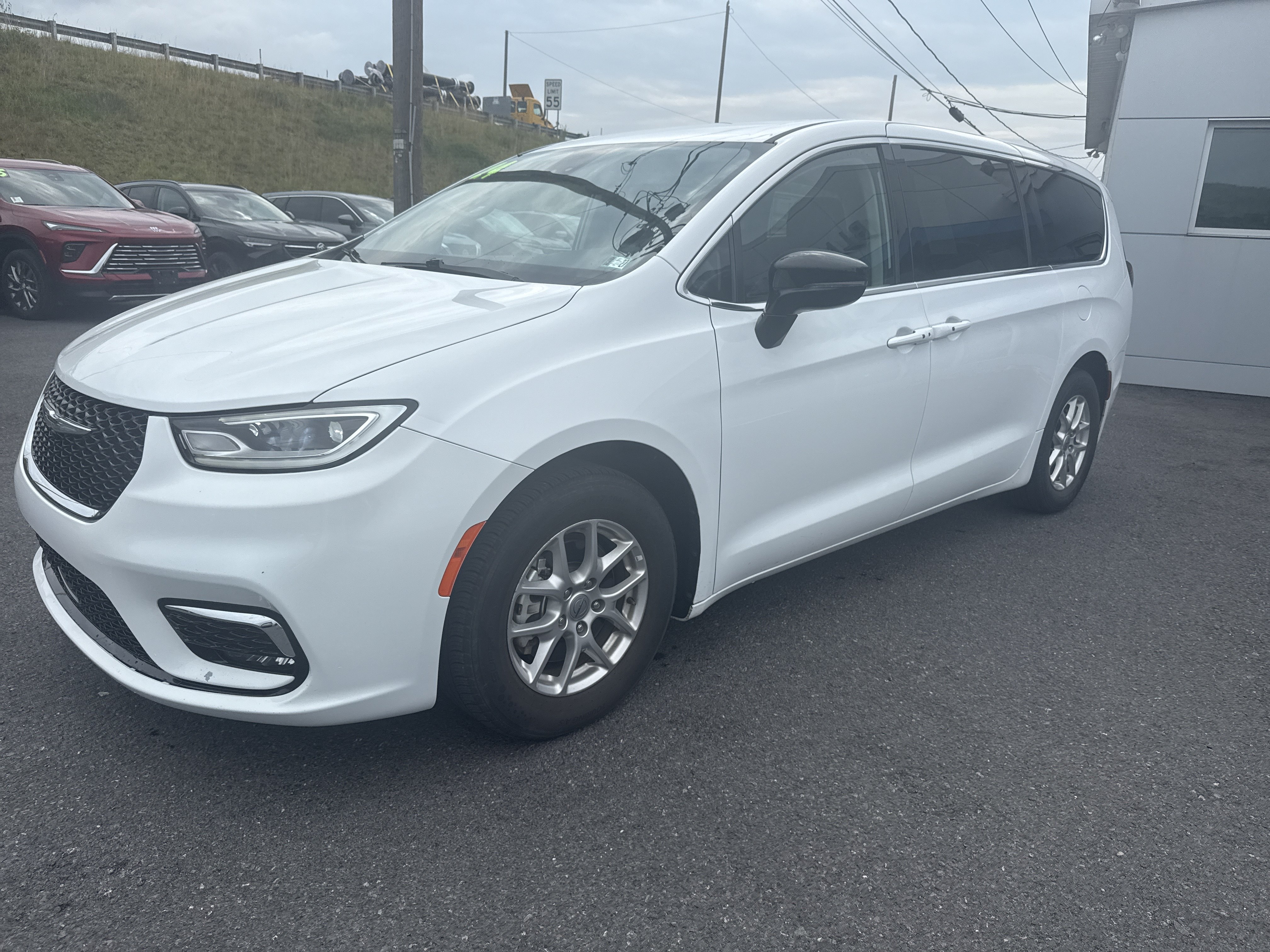 Used 2024 Chrysler Pacifica Touring-L FWD image 6
