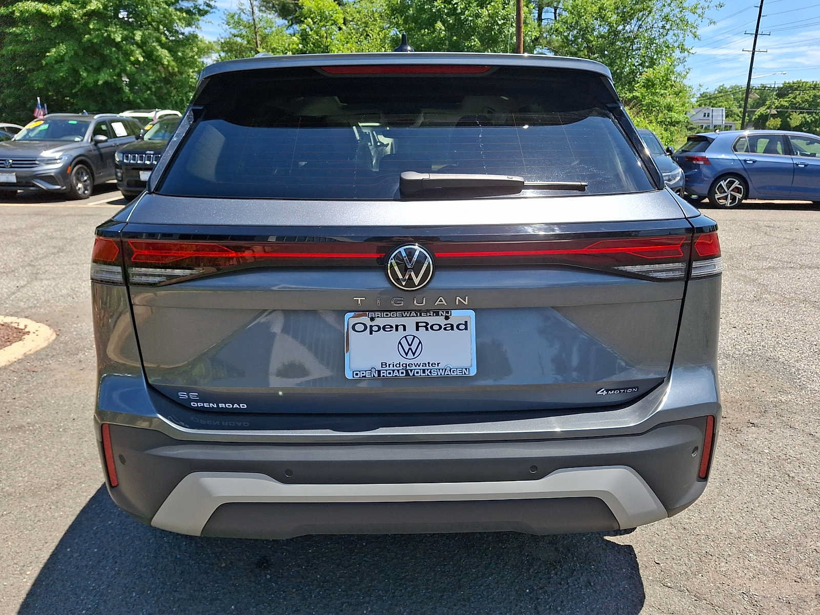 Used 2025 Volkswagen Tiguan SE w/ Panoramic Sunroof Package AWD/4WD image 5