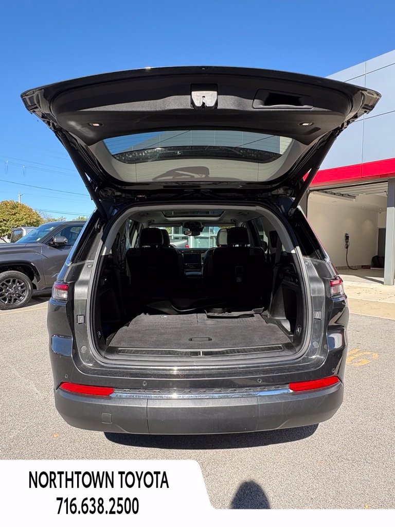 Used 2023 Jeep Grand Cherokee L Limited AWD/4WD image 25