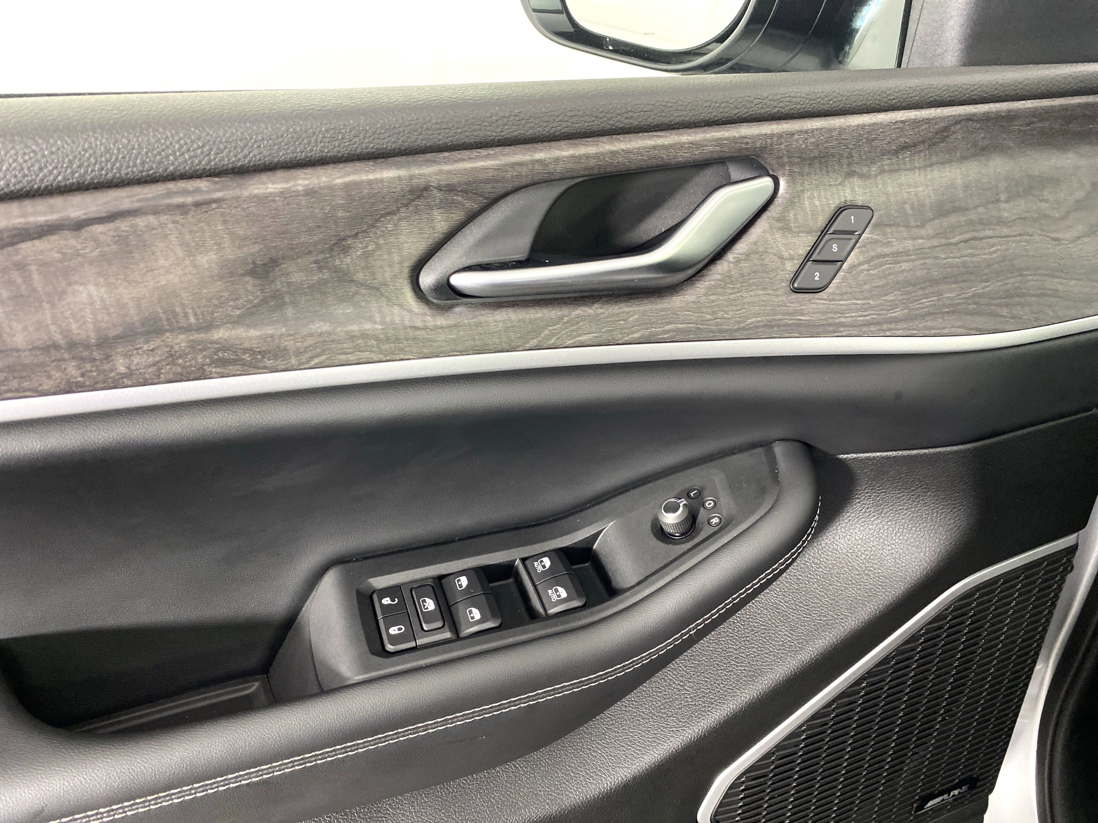 Used 2023 Jeep Grand Cherokee 4WD 4xe image 16