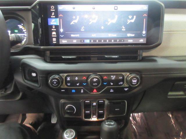 Used 2025 Jeep Wrangler Sahara image 40