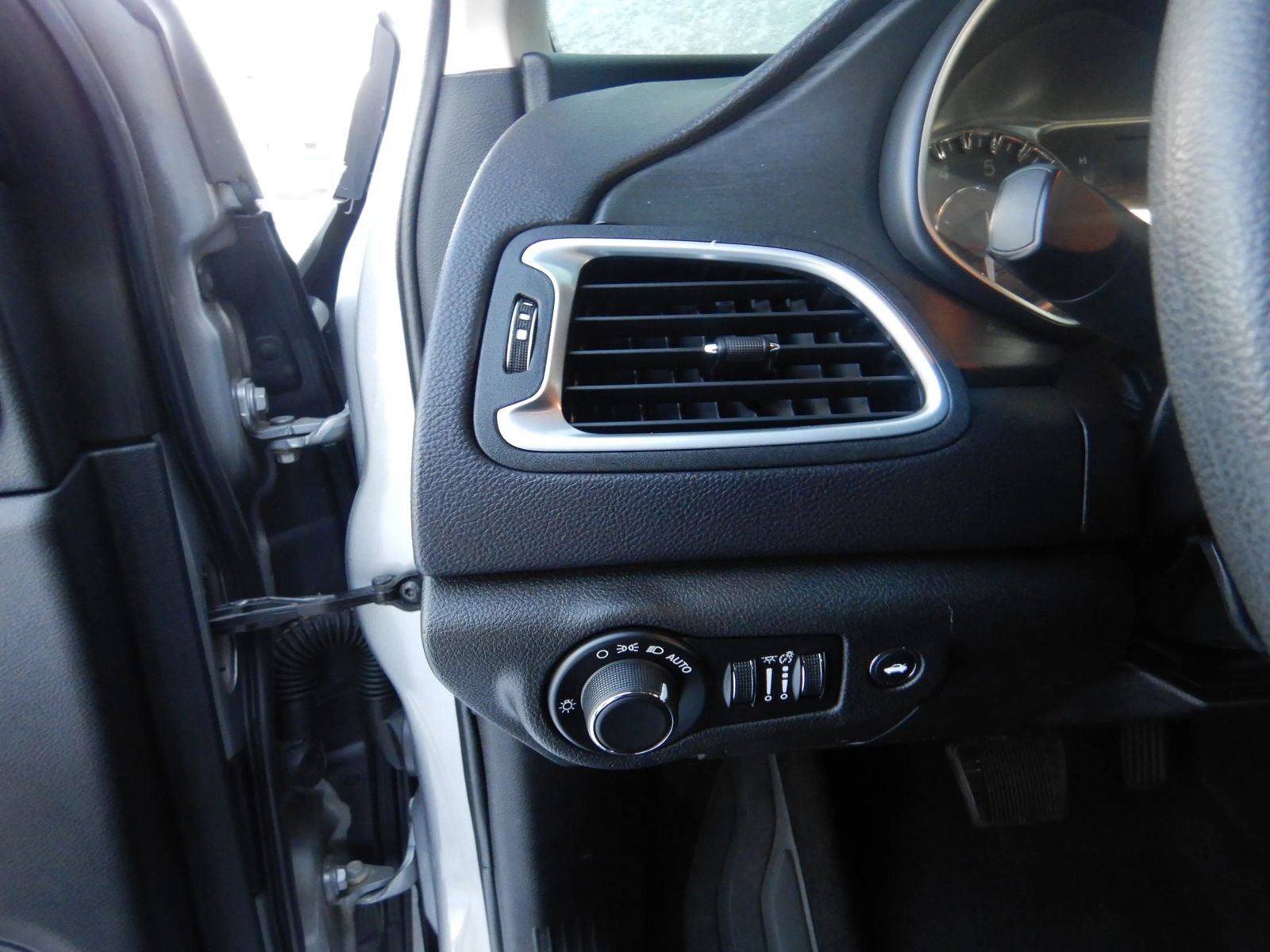 Used 2015 Chrysler 200 LX FWD image 14