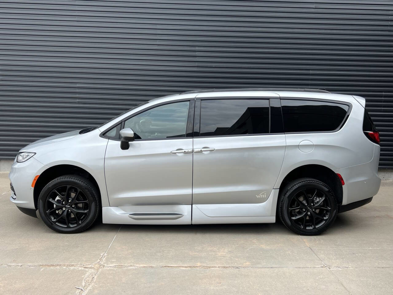 Used 2023 Chrysler Pacifica Touring-L w/ Uconnect Theater Family Group image 7