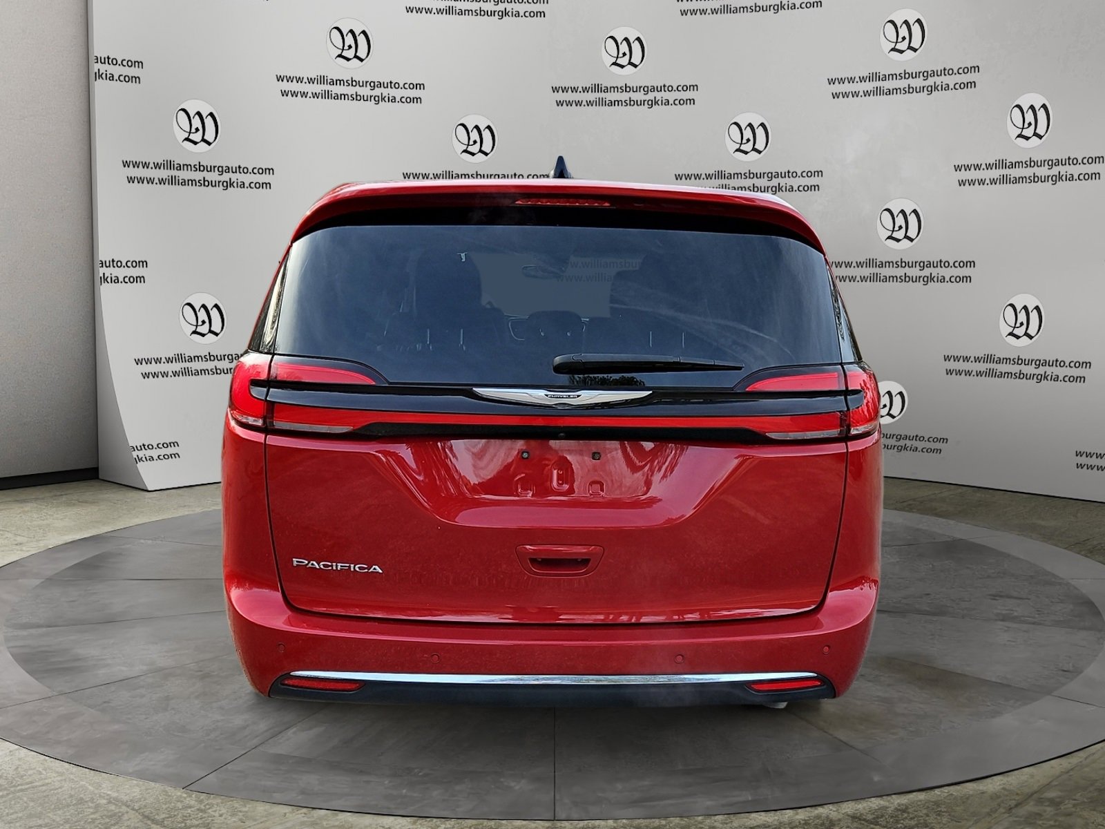 Used 2024 Chrysler Pacifica Touring-L image 4