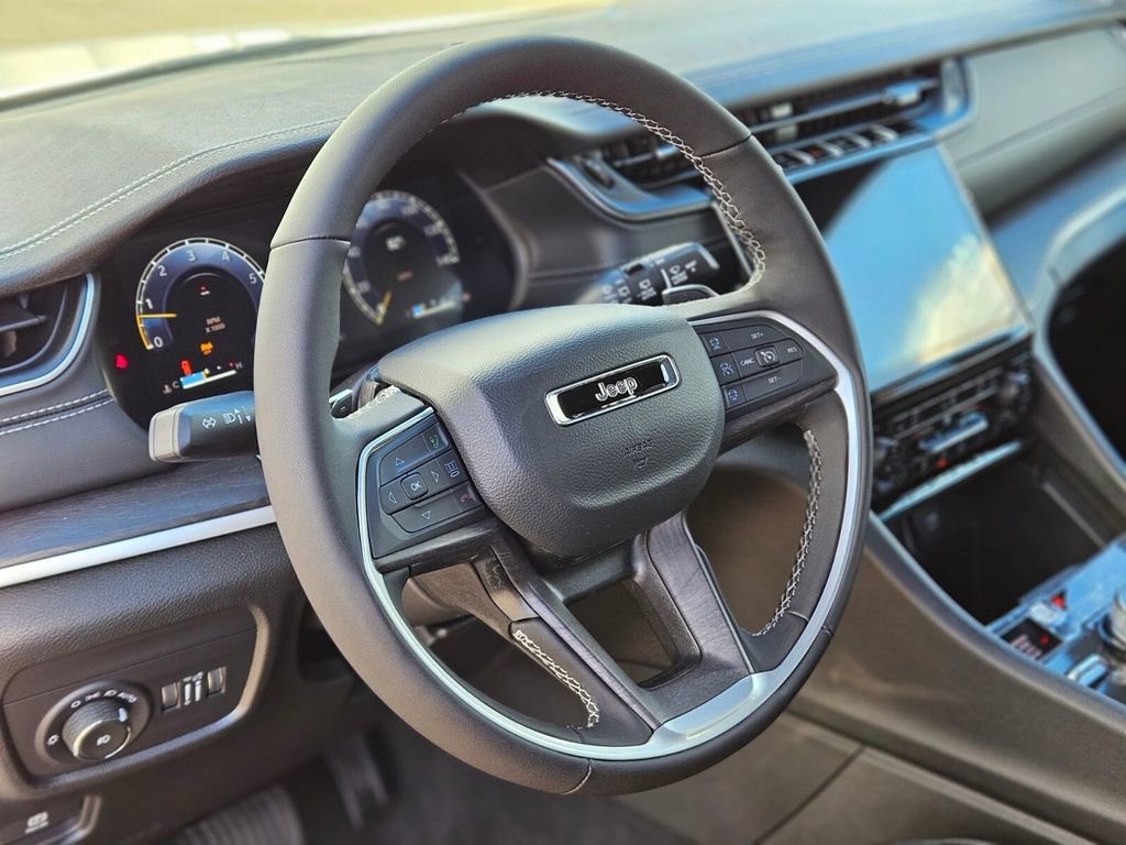 New 2025 Jeep Grand Cherokee Limited w/ Black Appearance Package image 19