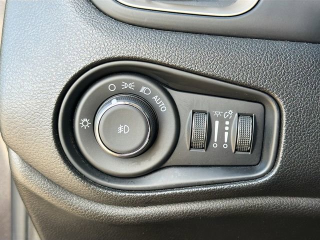 Used 2017 Jeep Renegade Latitude w/ Popular Equipment Group FWD image 31