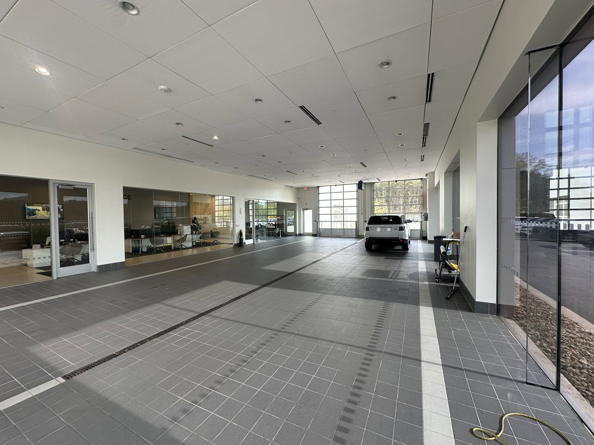 Used 2026 Rivian R1S Adventure image 34