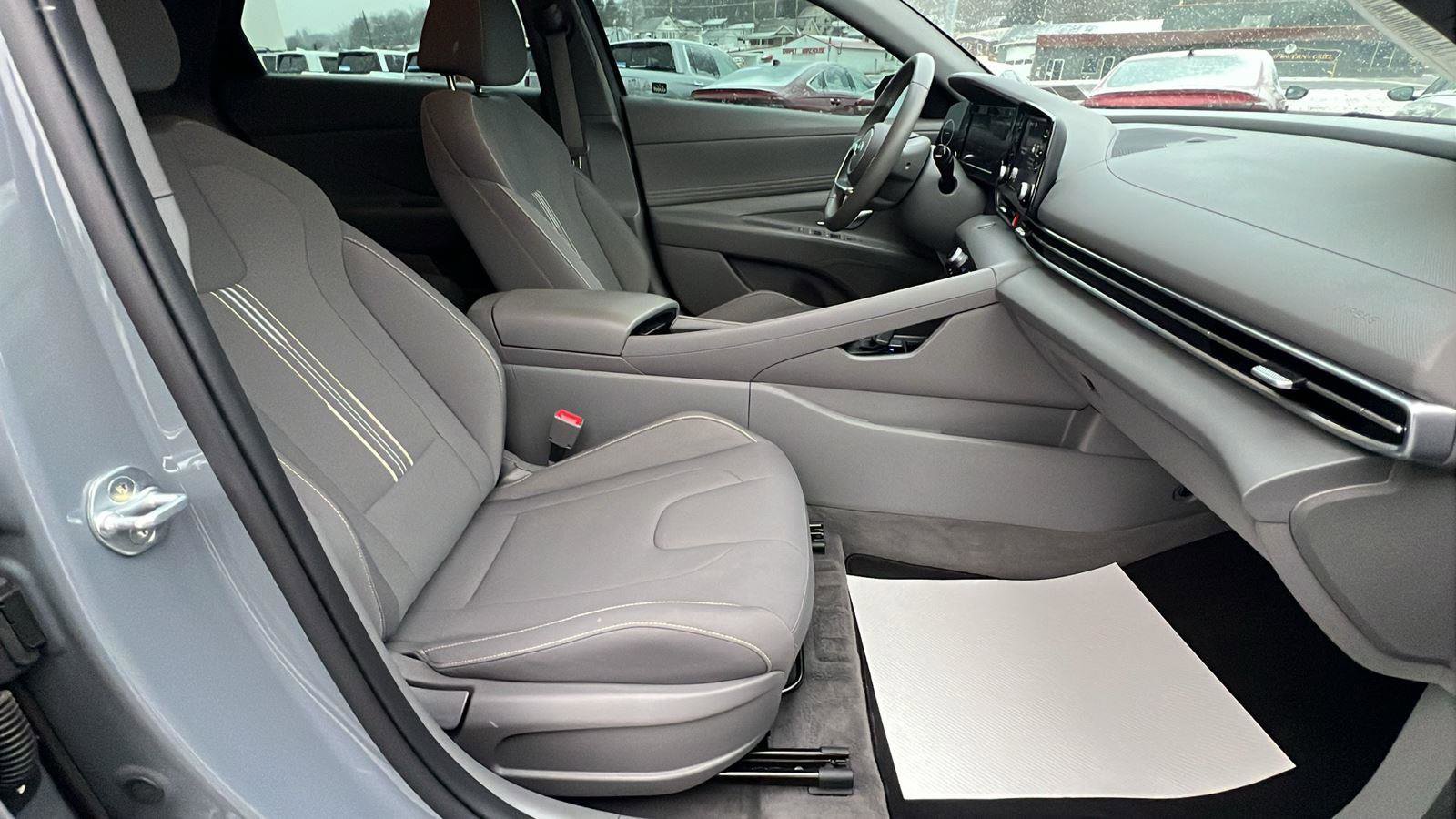 Used 2021 Hyundai Elantra SEL w/ Convenience Package image 13