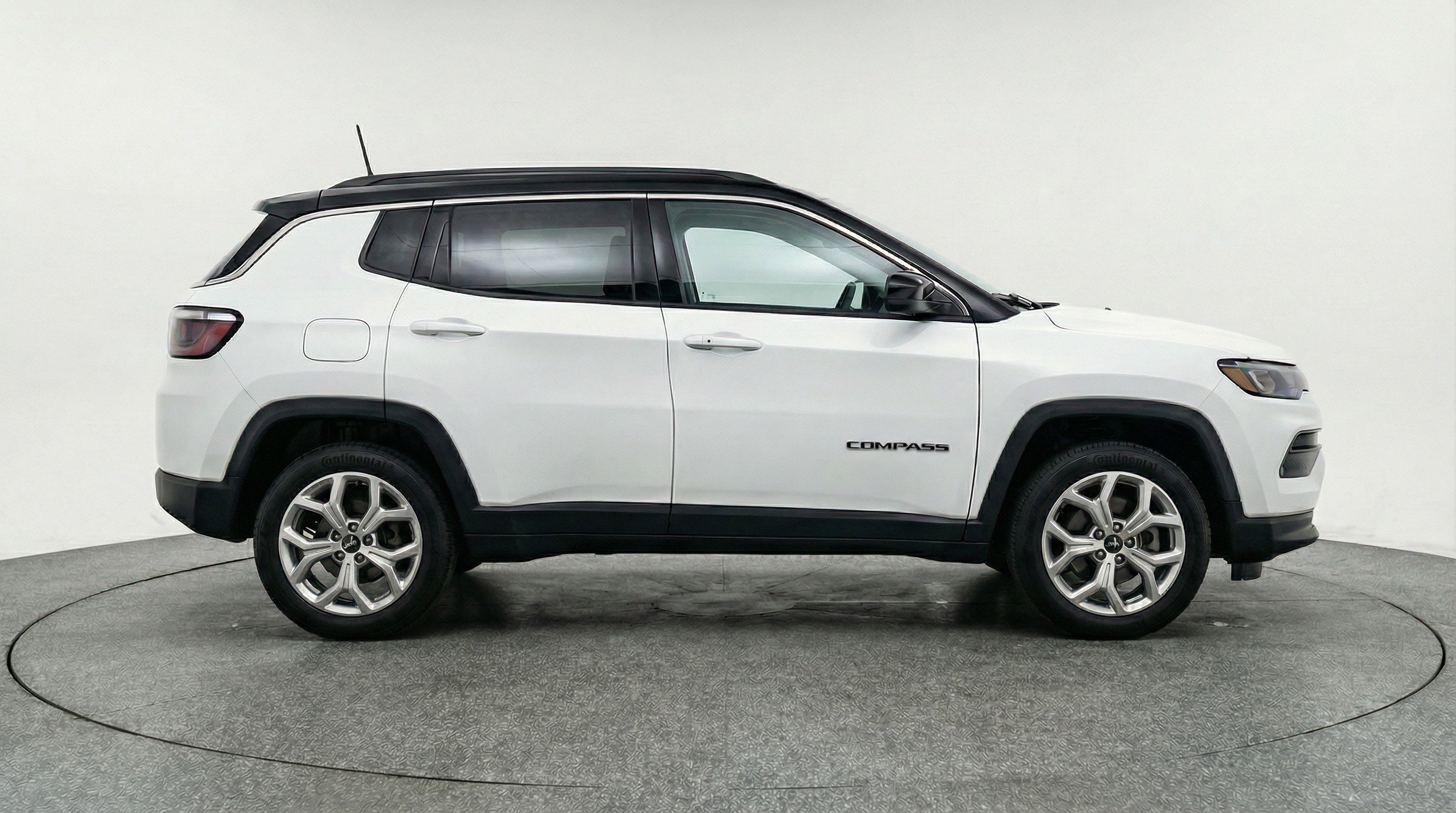 Used 2025 Jeep Compass Latitude image 11