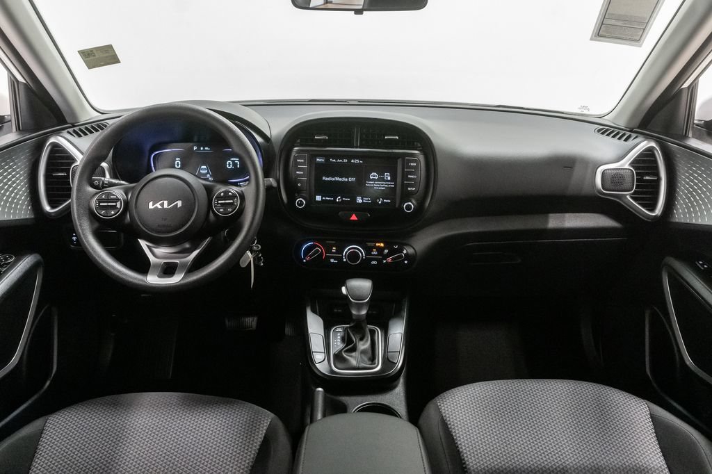 Used 2025 Kia Soul LX w/ LX Technology Package FWD image 24