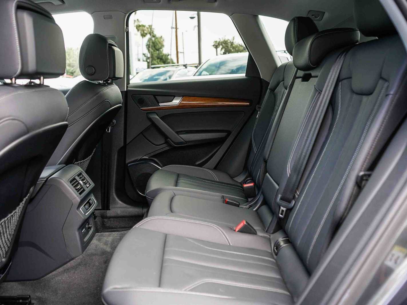 Used 2023 Audi Q5 e Premium w/ Convenience Package image 18