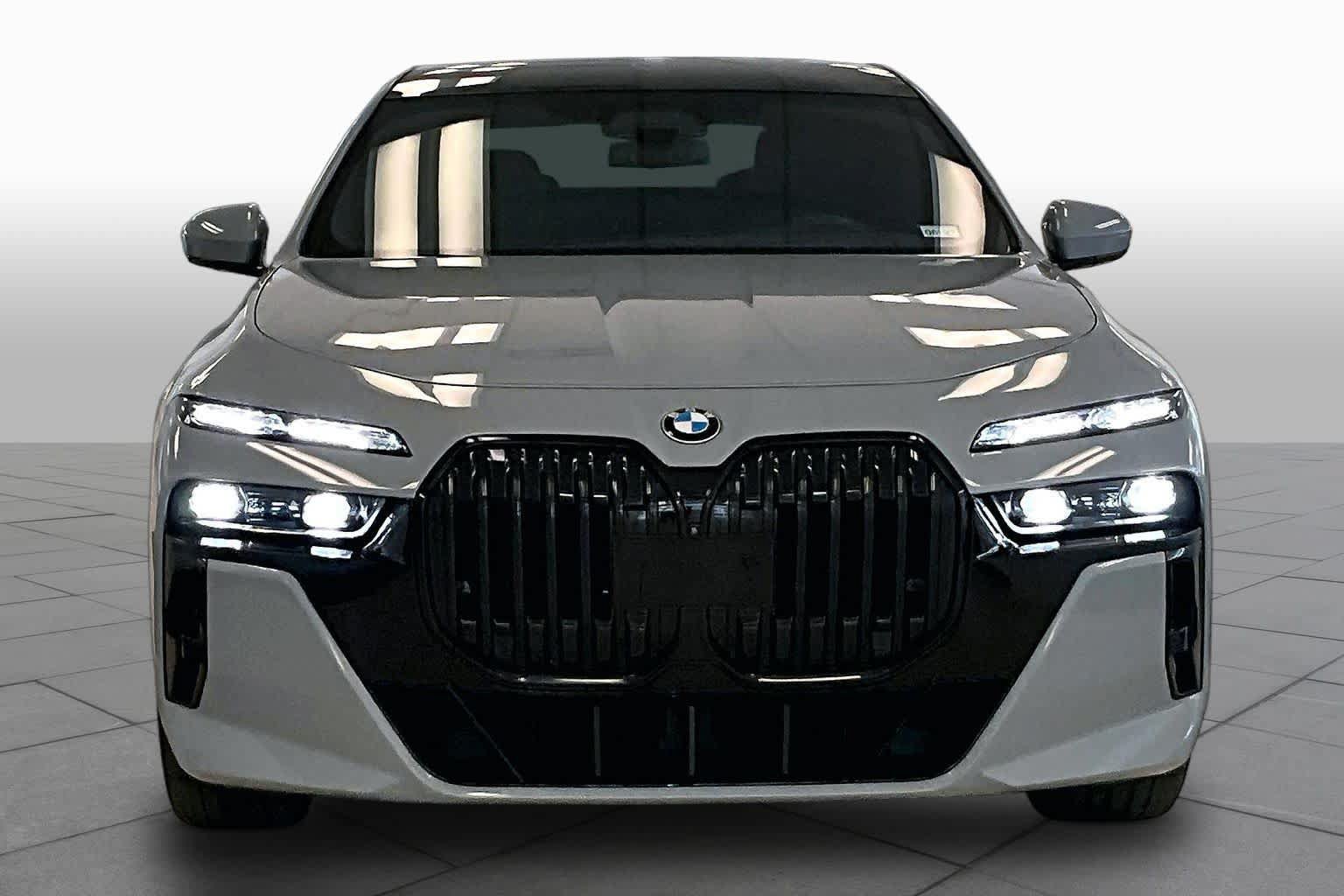 Used 2024 BMW 760i xDrive w/ Executive Package AWD/4WD image 3