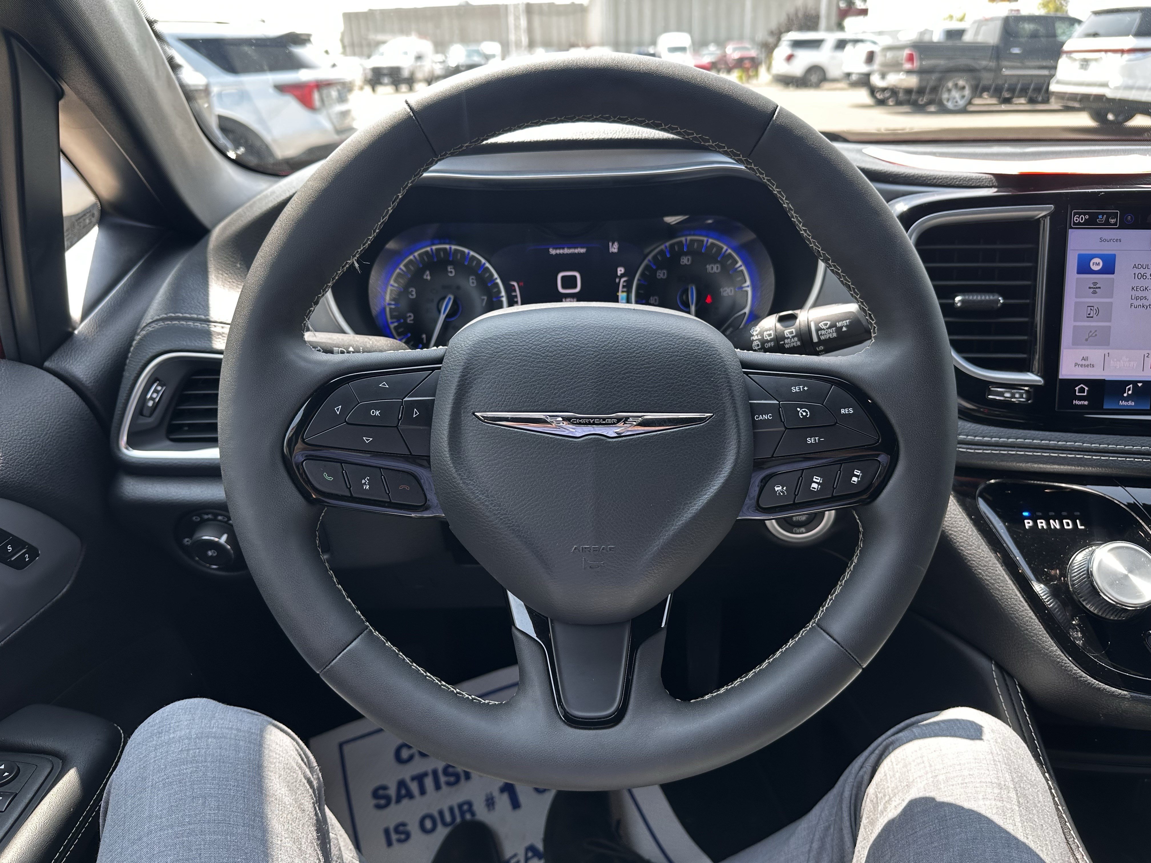 Used 2025 Chrysler Pacifica Limited FWD image 9