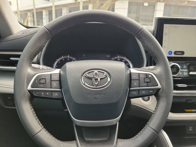 Used 2024 Toyota Highlander XLE image 14