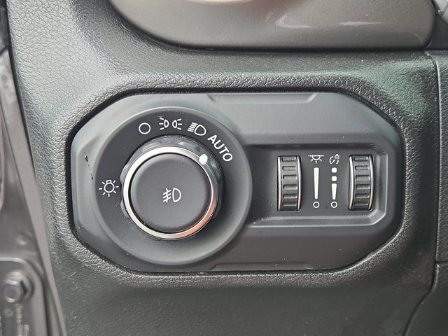 Used 2018 Jeep Wrangler Unlimited Sahara w/ Cold Weather Group AWD/4WD image 23