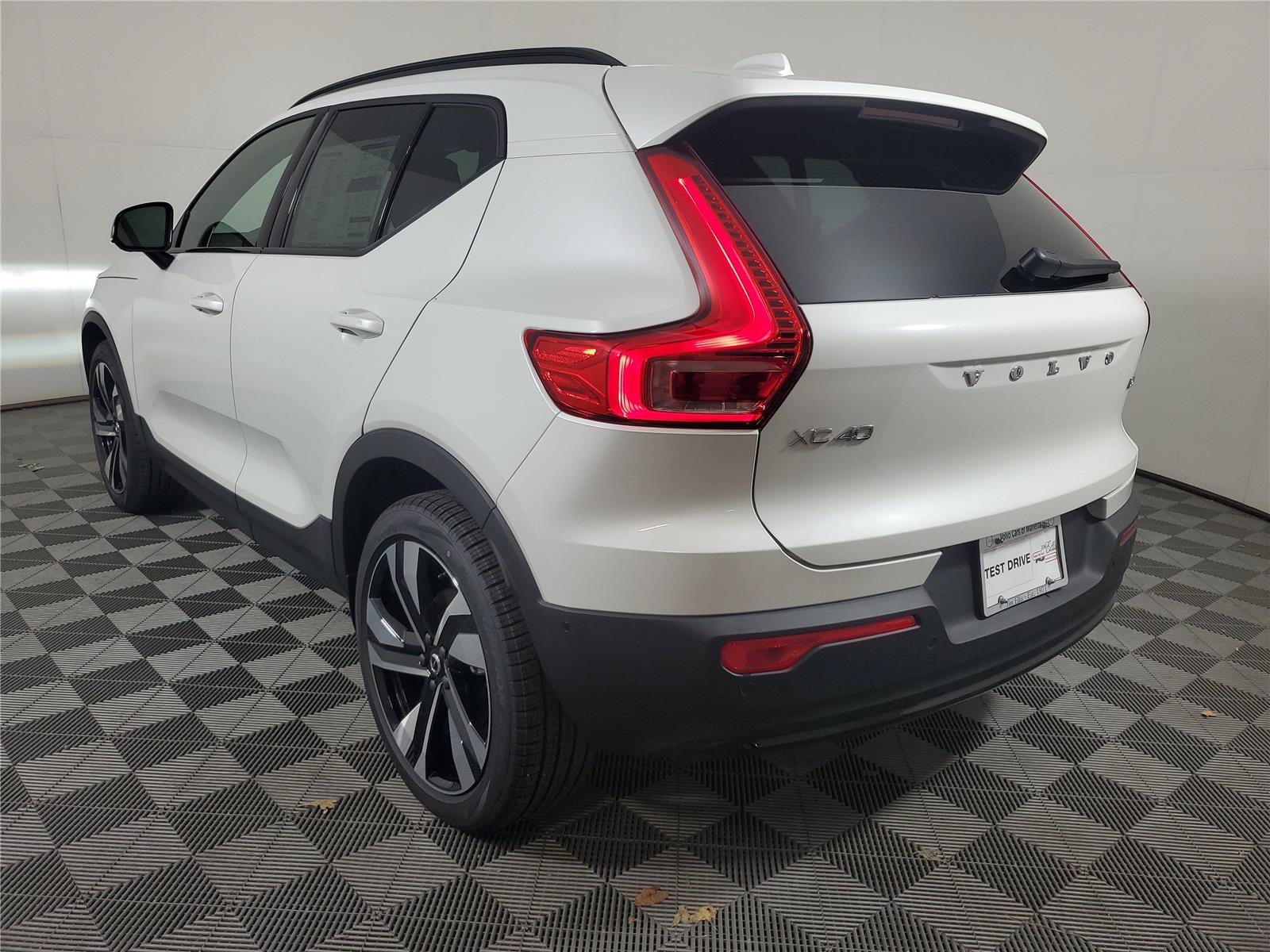 New 2026 Volvo XC40 B5 Plus w/ Climate Package AWD/4WD image 4