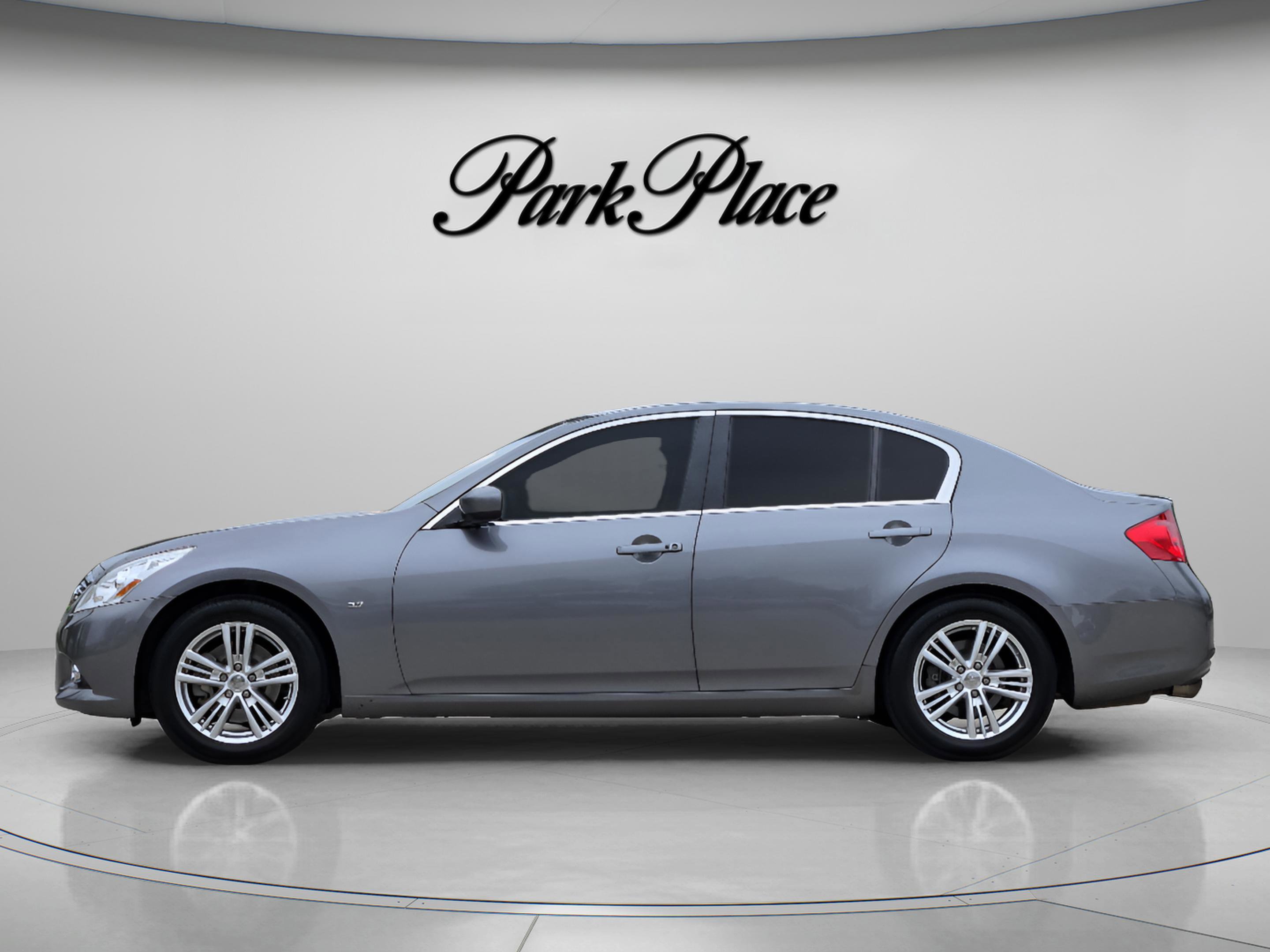 Used 2015 INFINITI Q40 w/ Navigation Package RWD image 2
