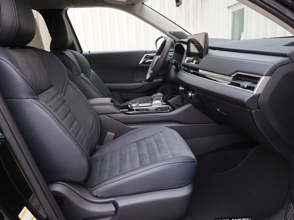 New 2025 Mitsubishi Outlander SE image 13