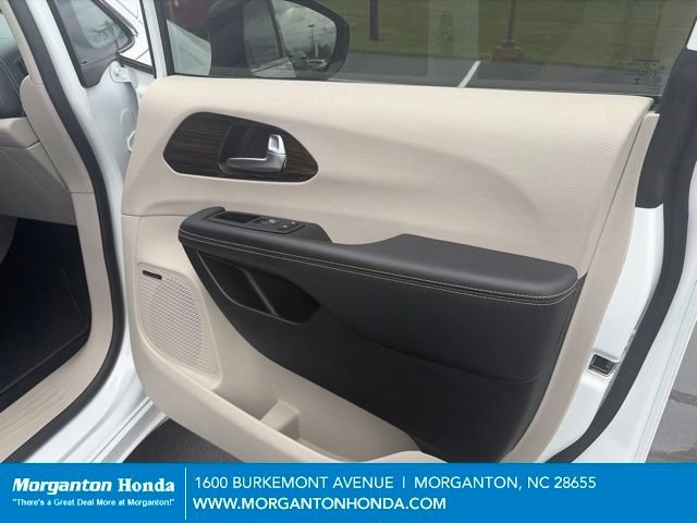 Used 2023 Chrysler Pacifica Limited w/ Uconnect Theater Family Group AWD/4WD image 34