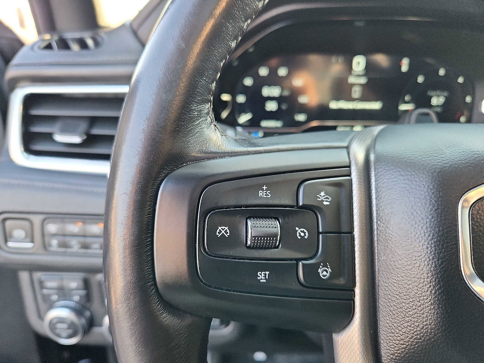 Used 2024 GMC Yukon XL Denali w/ Denali Reserve Package image 19