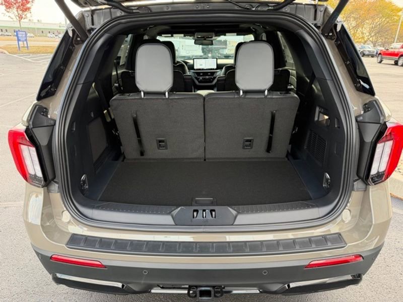 New 2026 Ford Explorer ST-Line w/ ST-Line Street Pack image 22