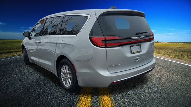 Certified 2024 Chrysler Pacifica Touring-L image 31