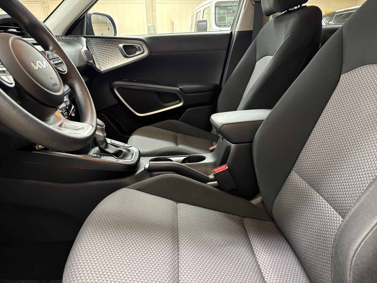 Used 2025 Kia Soul LX w/ LX Technology Package FWD image 24