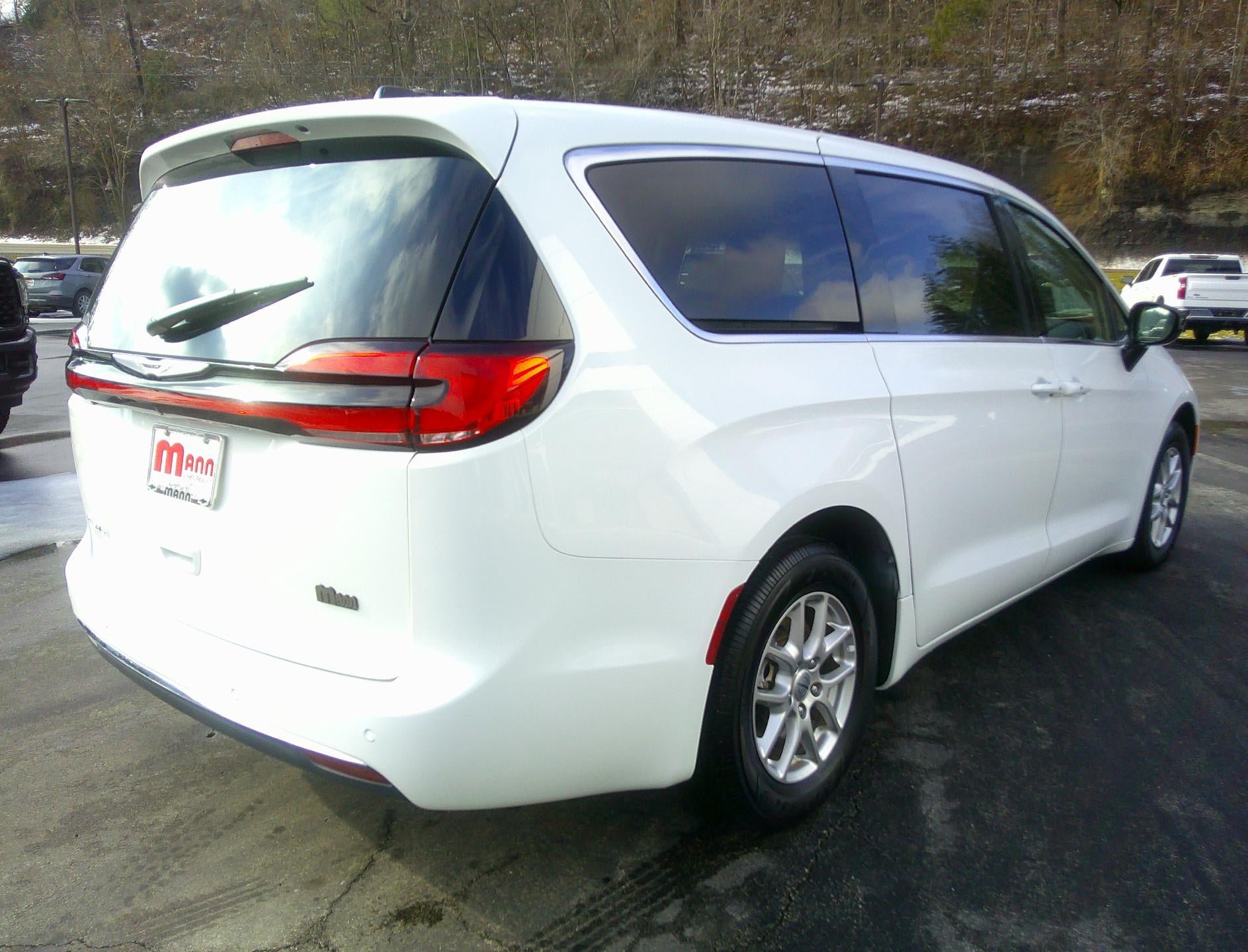 Used 2024 Chrysler Pacifica Touring-L FWD image 4