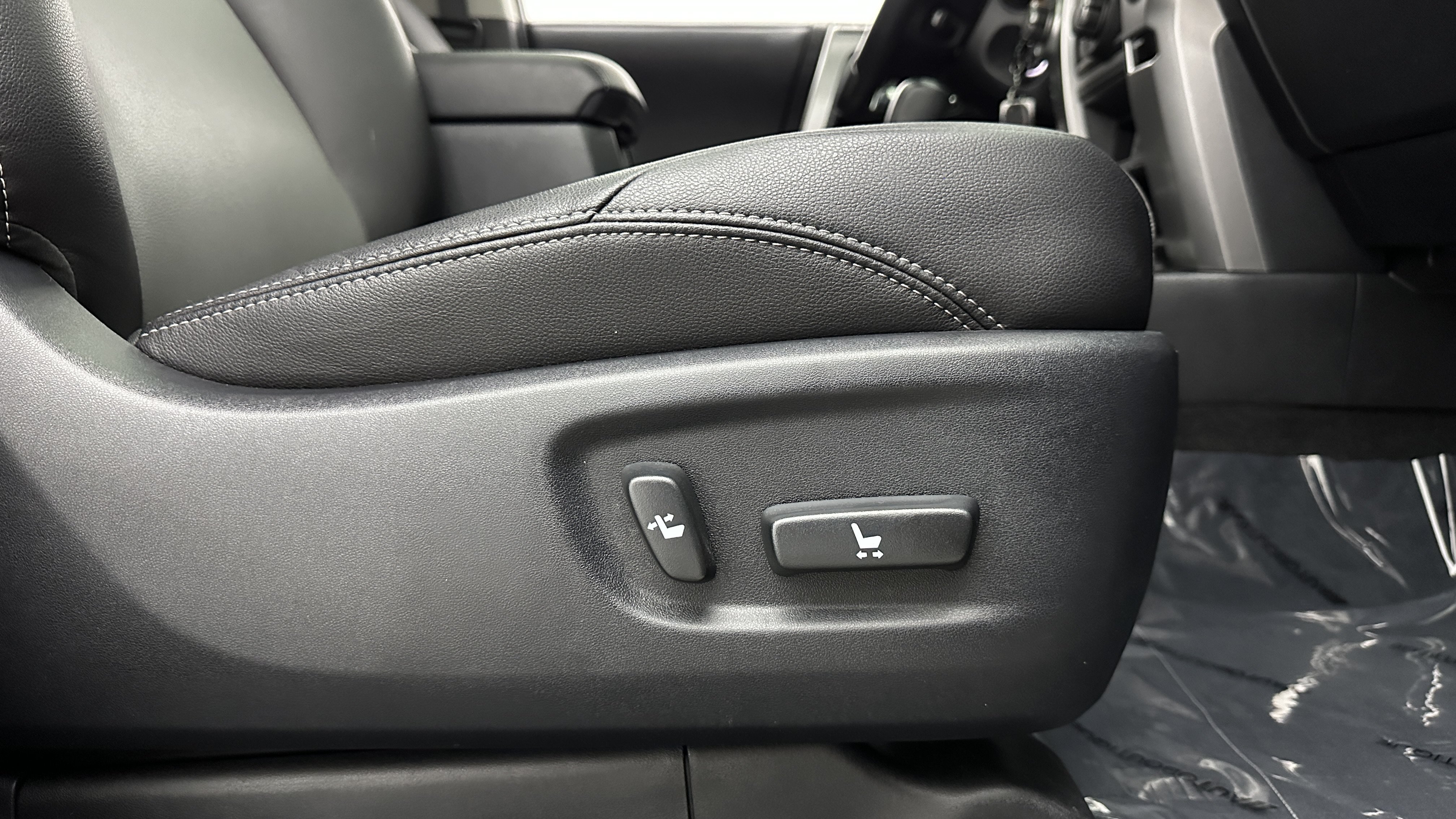 Used 2018 Toyota 4Runner SR5 Premium AWD/4WD image 38