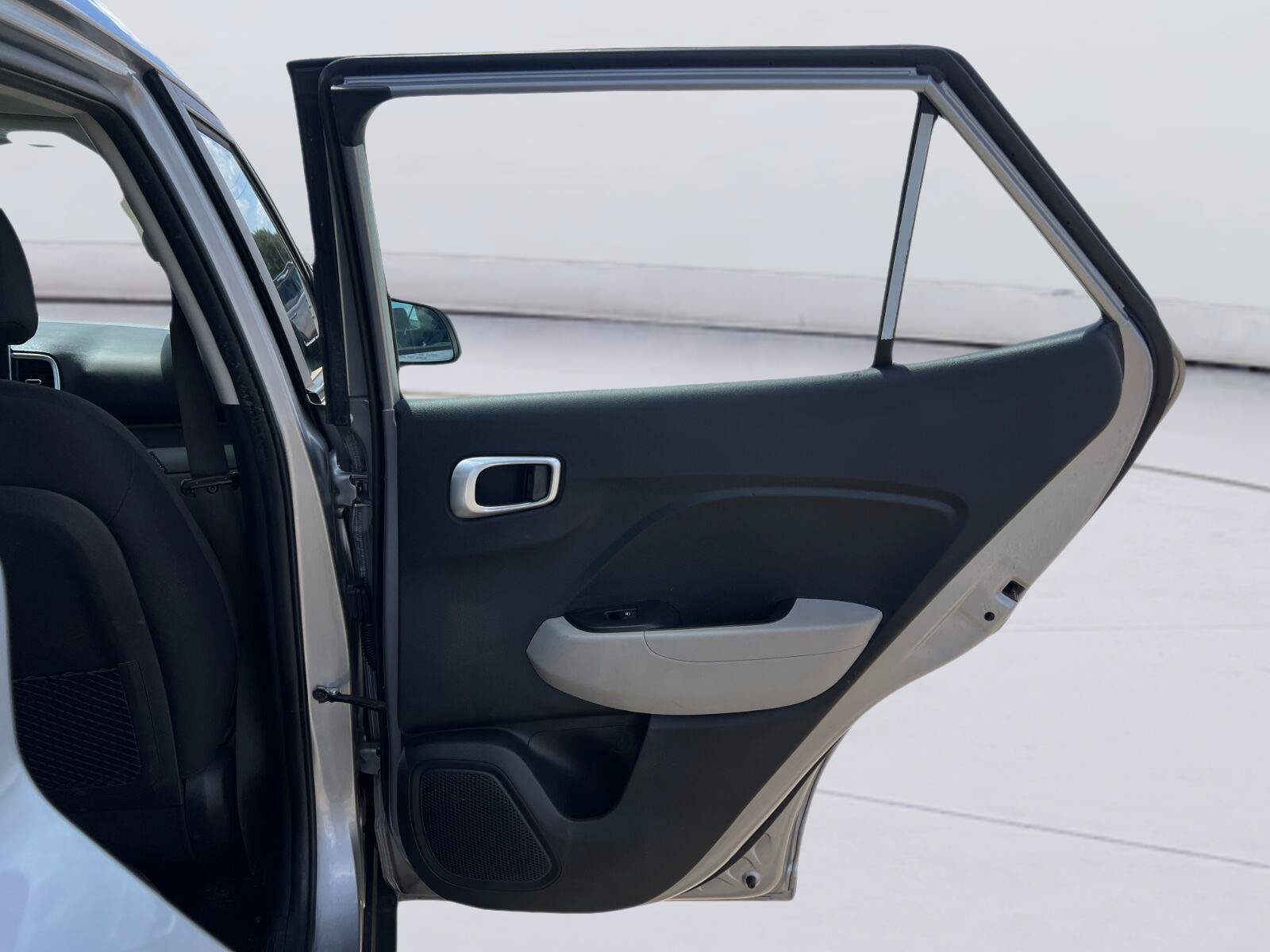 Used 2024 Hyundai Venue SEL FWD image 17