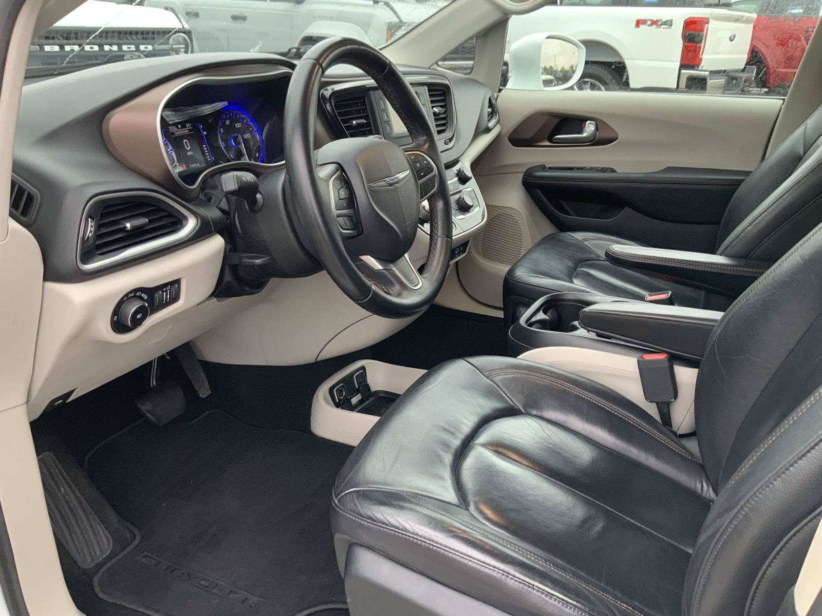 Used 2017 Chrysler Pacifica Touring-L FWD image 20