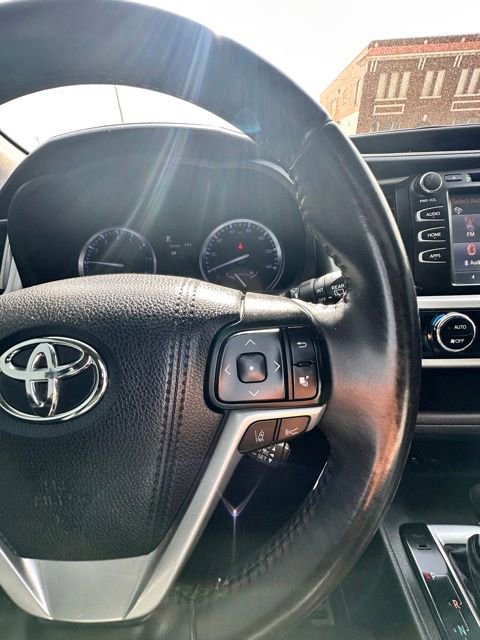 Used 2019 Toyota Highlander XLE FWD image 17