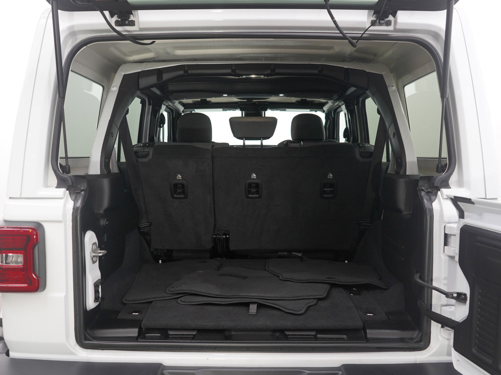 Used 2025 Jeep Wrangler Sahara image 9