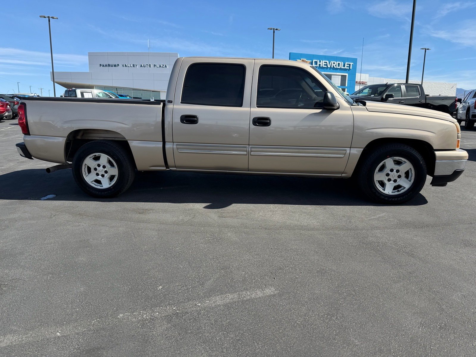 Used 2006 Chevrolet Silverado 1500 LT w/ Onstar Plus Package RWD image 2