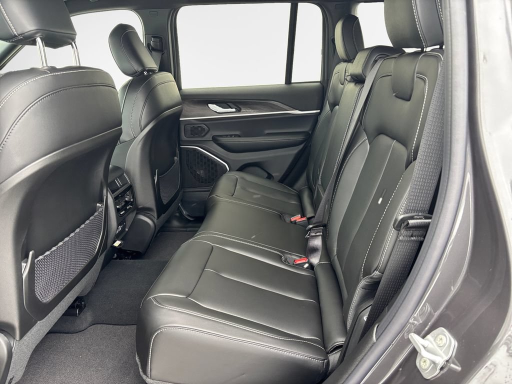 New 2025 Jeep Grand Cherokee Limited w/ Black Appearance Package AWD/4WD image 24