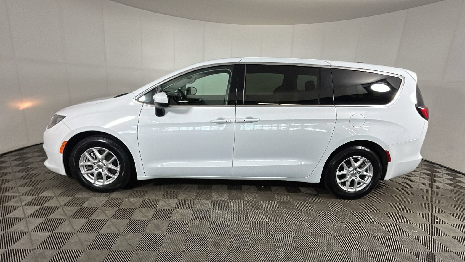 Used 2023 Chrysler Voyager LX FWD image 6