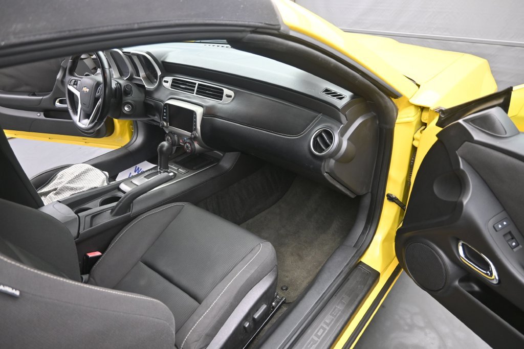 Used 2015 Chevrolet Camaro LT RWD image 16