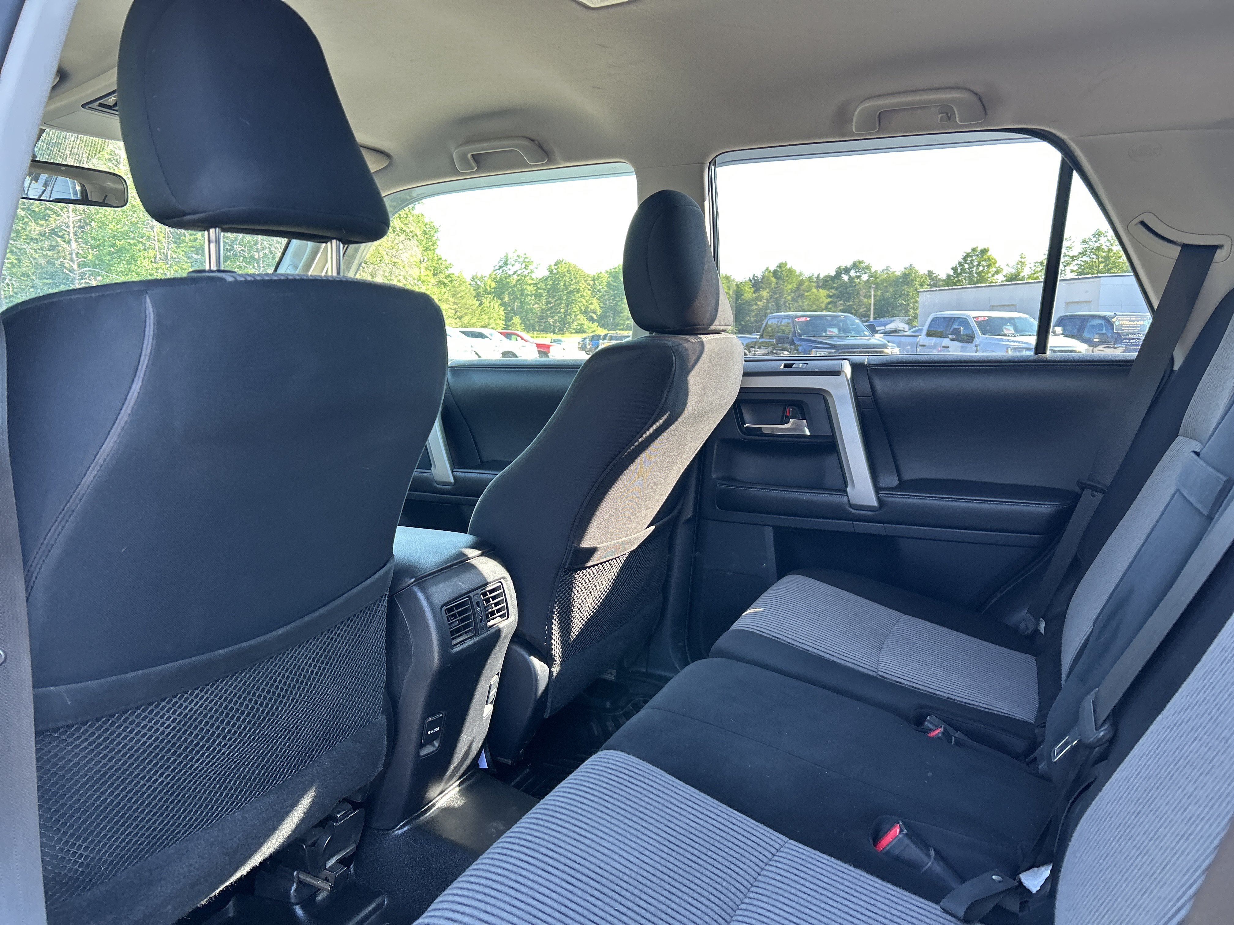 Used 2015 Toyota 4Runner SR5 AWD/4WD image 10