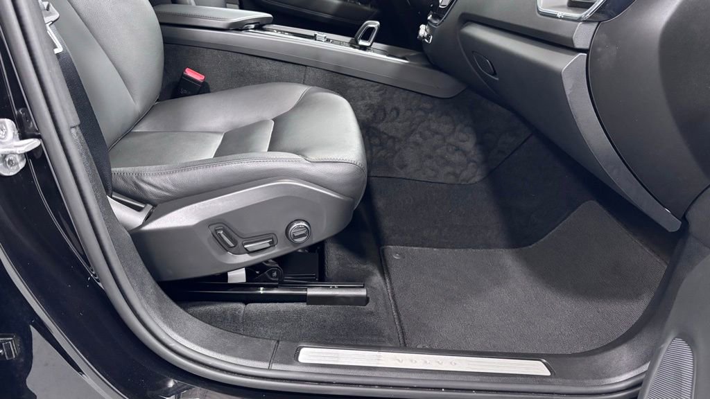 Certified 2025 Volvo XC60 B5 Core AWD/4WD image 18